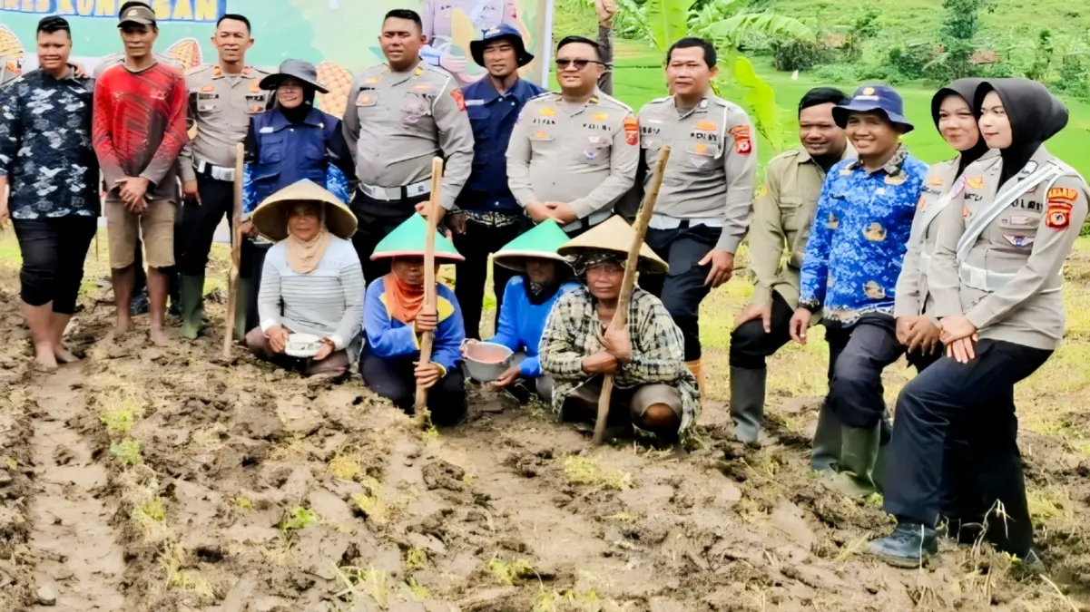 KABARKILAT Bukan Cuma Jaga Jalanan, Personel Sat Lantas Polres Kuningan Ikut Cangkul Lahan Pertanian – Jabar Publisher