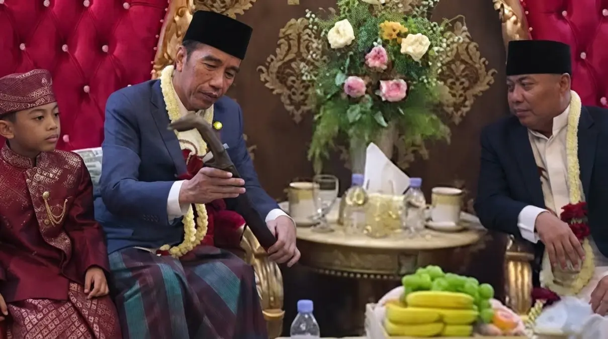KABARKILAT Jokowi Datang ke Cirebon Penuhi Undangan Khitanan Anak Ustadz Ujang Busthomi, Disambut Ribuan Warga – Jabar Publisher